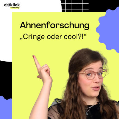 Auf dem Bild ist Nicole zu sehen. Sie zeigt mit dem Finger auf den Titel "Ahnenforschung: Cringe oder cool?"